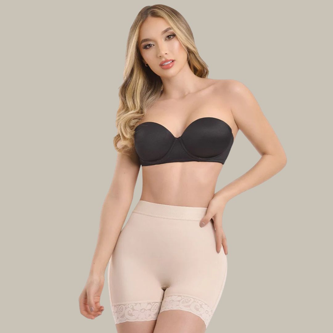 Short remonte fesses Beige porté par une femme