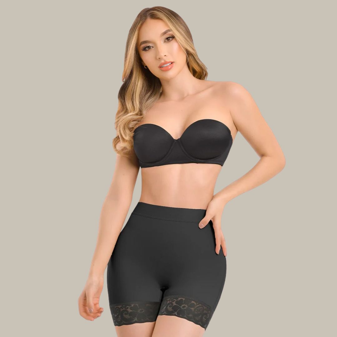 Short remonte fesses noir porté par une femme