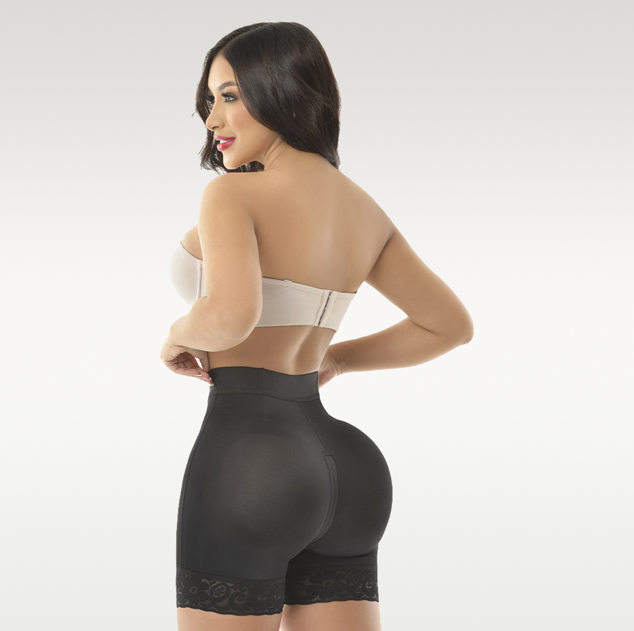 Femme avec un Shorty remonte fesses à Zip noir